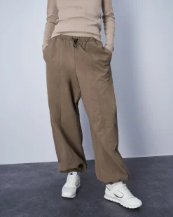 Champion Pantaloni in Nylon C Logo Patch Marrone Donna