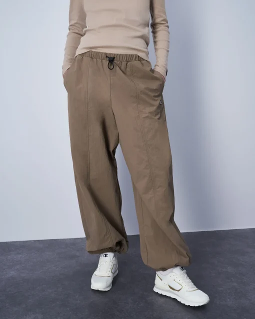 Champion Pantaloni in Nylon C Logo Patch Marrone Donna
