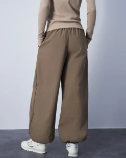 Champion Pantaloni in Nylon C Logo Patch Marrone Donna
